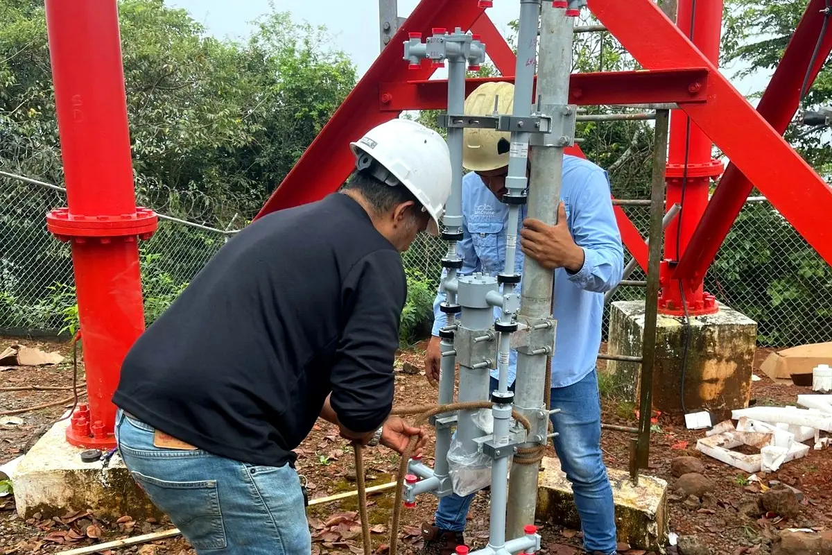 Instalación de sistema radiante en la base de una torre de telecomunicaciones